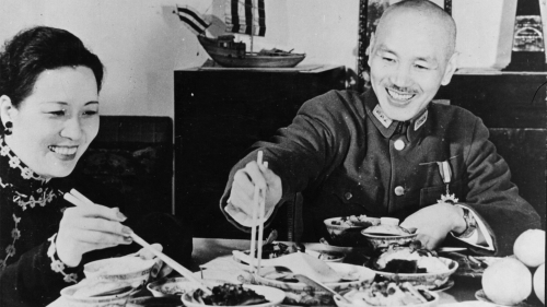 蒋介石说：“到底独裁不独裁，侬自家看，看久了，侬自家会修改侬个看法的。你说，是不是……”