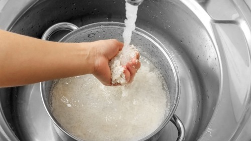淘米水洗碗，干净不伤手！