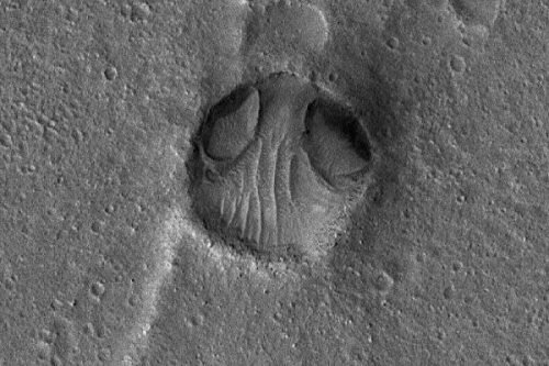 火星地表坑洞酷似外星人頭部