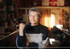 小镇只剩1人84岁老奶奶身兼镇长(组图)