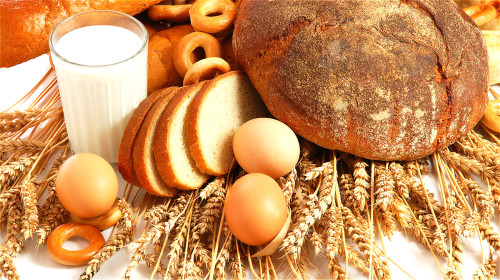 鸡蛋不宜和豆浆同食，会降低二者的营养价值。