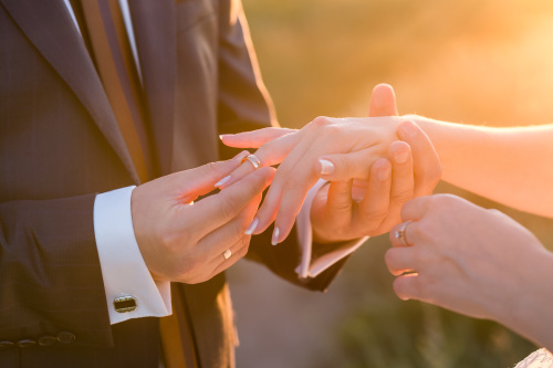 傳說，無名指和心臟是相連的，兩人結婚時把戒指戴在彼此的無名指，代表一生一世在一起。