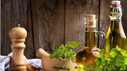橄榄油除了平时饮食以外，还有美容的功效。