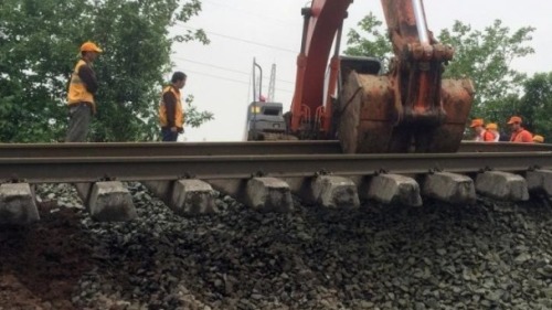 京廣鐵路的普速線路發生路基塌陷