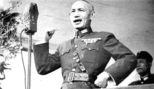 蒋公一生为国，体现忠孝节义，堪称中华民族英雄。图为其向国军发表抗战讲话。