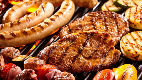 吃肉太多的人，蛋白质在体内会增加尿液酸性，释放碱性的钙，钙与尿酸便会形成结石。
