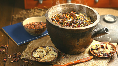 煎煮中药最好用砂锅、砂罐，煎前用冷水漫泡，先武火后文火煎煮。