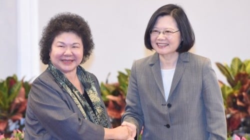 前高雄市长陈菊与蔡英文总统。