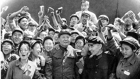 文革是毛泽东亲自发动和领导的，将此说成是他晚年昏聩所致，绝对是错误的。