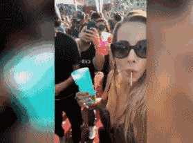 女子在派对上拿手机自拍，竟无意拍到自己饮料被下药！