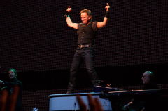 一场演唱会和一通电话撼动了铁幕政权(组图)