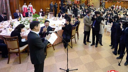 朝鮮舉辦晚宴款待中國藝術團