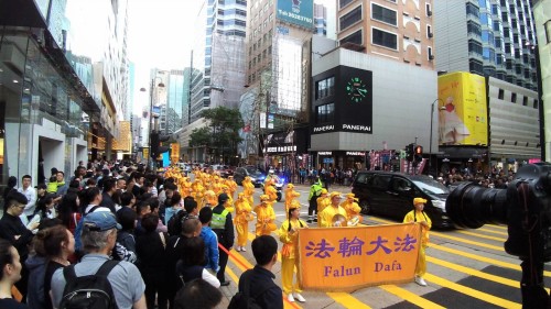 上周日，香港法轮功学员举行集会游行