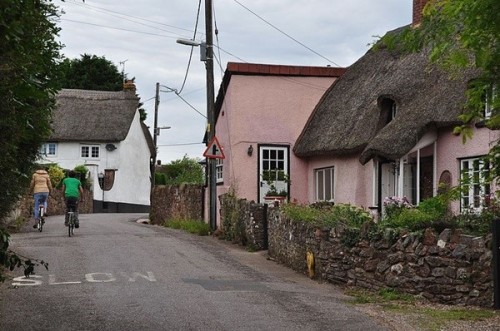 英国村庄每年地面神秘升高相当诡异