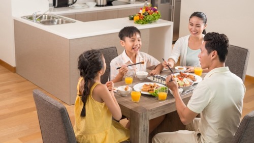 培養孩子餐桌禮儀，父母必須重視。