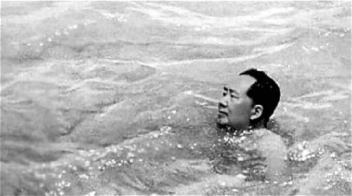 1966年7月16日，毛澤東在武漢游長江。