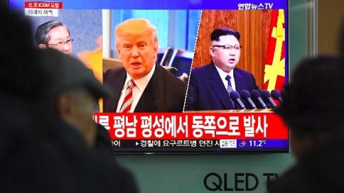 2017年11月29日，韩国首尔火车站的电视屏幕上显示川普与金正恩的图片