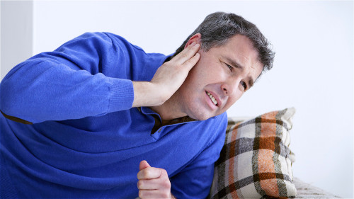 腎虛可致使髓海不足，腦失所養，出現頭暈、耳鳴的症狀。