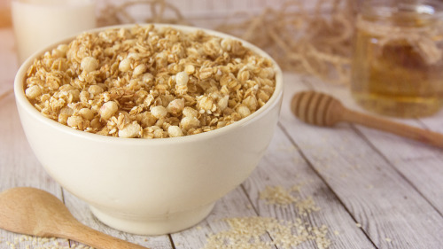 混合燕麦片会加入玉米片、果干、坚果等，糖分和能量也提高了好几倍。