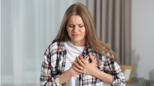 心肌梗塞發作時，心絞痛發作時間長，可長達數小時。