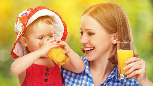 橙汁代替不了水果中充足的矿物质和维生素，最好是自制果蔬汁。