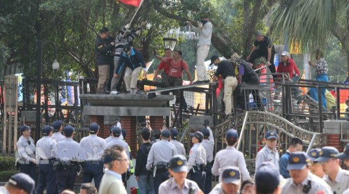 台湾反军改团体八百壮士攻占立法院，酿成脱序暴力冲突。