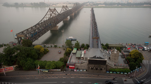 鴨綠江上連接中國遼寧省丹東市與朝鮮平安北道新義州市的中朝友誼橋