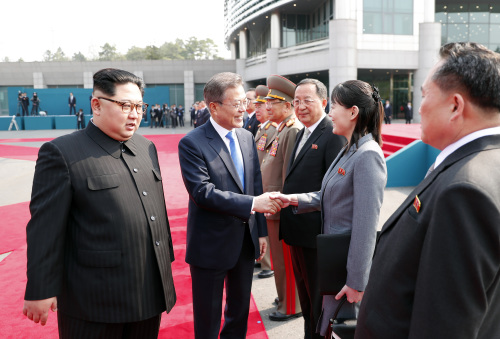 金正恩向文在寅介绍金与正等朝鲜高层官员。