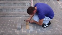 聽到地下傳來嗚咽聲男子挖開地磚後發現……(組圖)