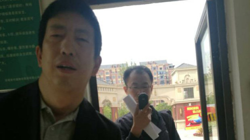 2018年4月26日，2名天津公安到合肥市維權律師程海的住處，提出取證要求。（圖片來源：自由亞洲 ）