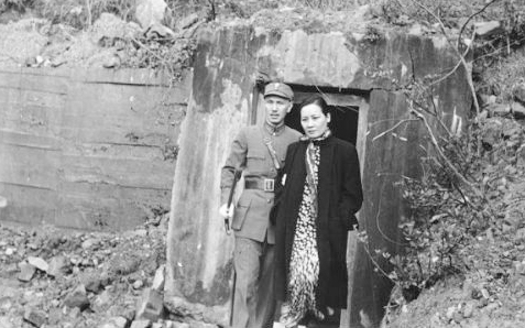 蔣委員長和夫人在重慶黃山官邸「雲岫樓」附近的防空洞前合影