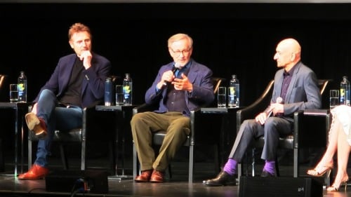 第17届纽约翠贝卡影展放映《辛德勒的名单》25周年修复版本，邀请导演史蒂芬史匹柏（中）和演员连恩尼逊（左）、班金斯利（右）出席映后座谈，畅谈幕后秘辛。
