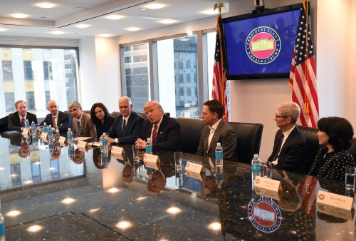 2016年12月14日，川普与彭斯在纽约会见硅谷公司高管。