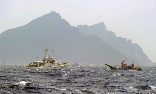2012年9月25日，在东海有争议的钓鱼岛/尖阁列岛附近，台湾渔船（右）被日本海上保安厅（左）船只拦截。
