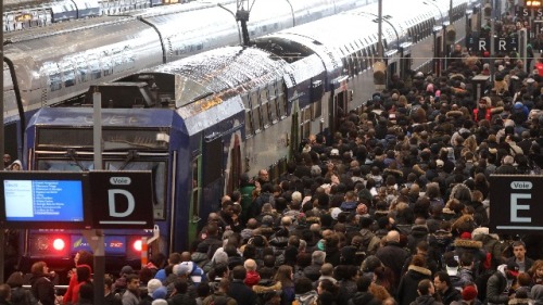 2018年4月3日，法国铁路罢工第一天，巴黎一火车站平台上挤满了人。