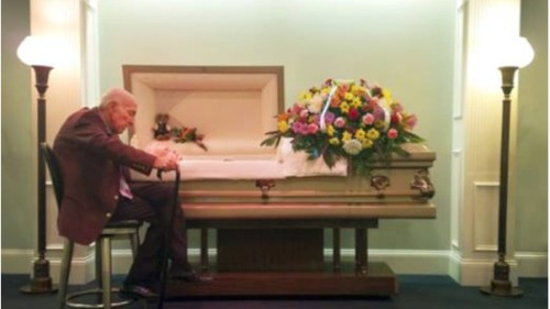 老爷爷坐在老奶奶棺材旁的照片正在全球热传，见证了人间最珍贵的爱情。