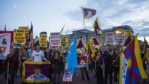 2015年10月20日，支持西藏者在倫敦市中心的白金漢宮外揮舞西藏旗幟。