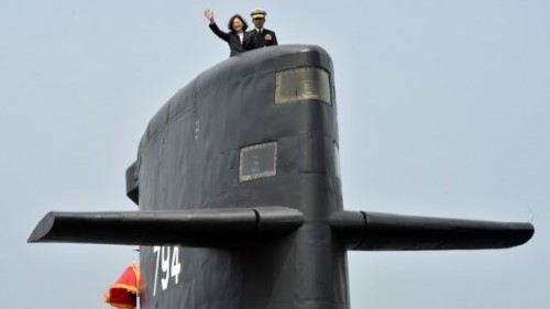美國國務院公告台灣潛艦國造的行銷核准證，總統府表示，將有助於區域安全穩定。圖為總統蔡英文（左）2017年3月參加潛艦國造設計啟動，並登上荷蘭製劍龍級「海虎」潛艦。