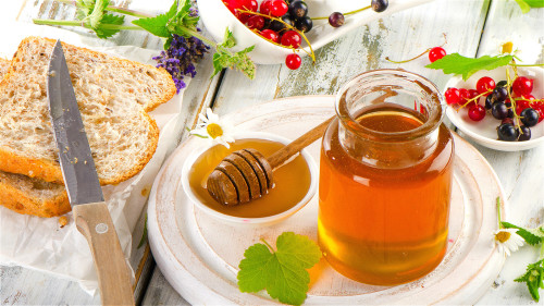 蜂蜜堪称肠道的“养颜液”，常喝蜂蜜水能润肠、美容。