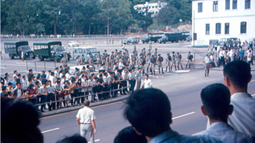 「六四事件」和「六七暴動」等20多年來均列入香港教科書的議題，在新課程大綱中消失。