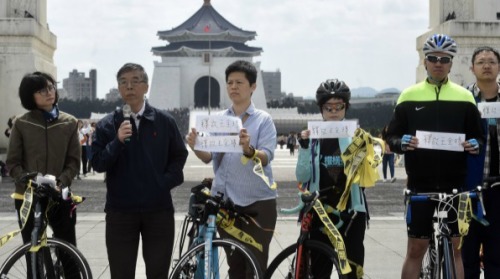 台湾多个民间团体，8日在台北中正纪念堂自由广场举行“为王全璋而骑、为李明哲而骑”活动，呼吁中共放人。