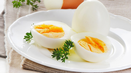 很多人都愛吃蛋黃軟軟的半熟蛋，可是這種蛋殺菌不徹底。