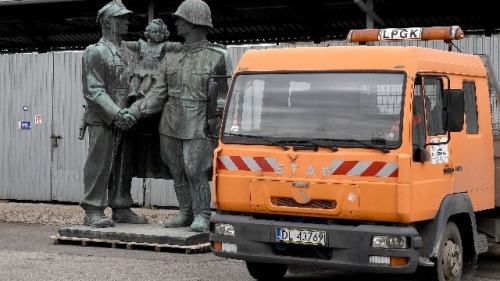 2018年3月24日，波蘭小鎮萊格尼察的一座倉庫旁，擺放著蘇聯紅軍的銅雕。