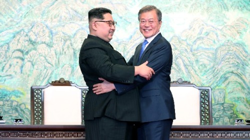 朝鮮領導人金正恩（左）與韓國總統文在寅（右）