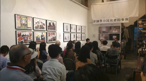刘伟伟在香港举办的展览名为“在庭上”，展览主题为2016年的夏霖案，展出约30幅法庭速写，以及10多份709案件判决书。