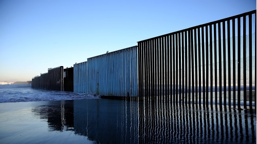 美国防部周五表示，将拨出另一笔15亿美元的预算，修筑美墨边境墙以阻挡非法移民。