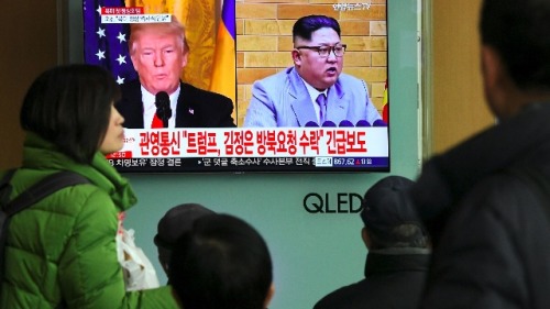 2018年3月9日，韩国首尔火车站人民在观看美国总统川普和朝鲜领导人金正恩的新闻。