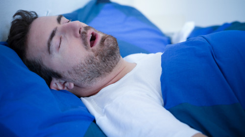 由于遗传因素和后天不良习惯造成的口腔问题，可能会导致睡觉流口水。