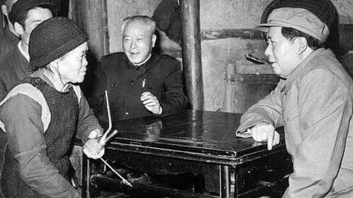 1958年毛泽东在左狂之一的李井泉陪同下视察亩产4万斤的郫县。