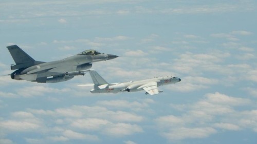 共机再度绕台，空军司令部11日公布F-16战机（左）升空监控共机轰6（右）的画面，国军表示，对于区域内共军海空机舰任务动态均能全程掌握预警情资。